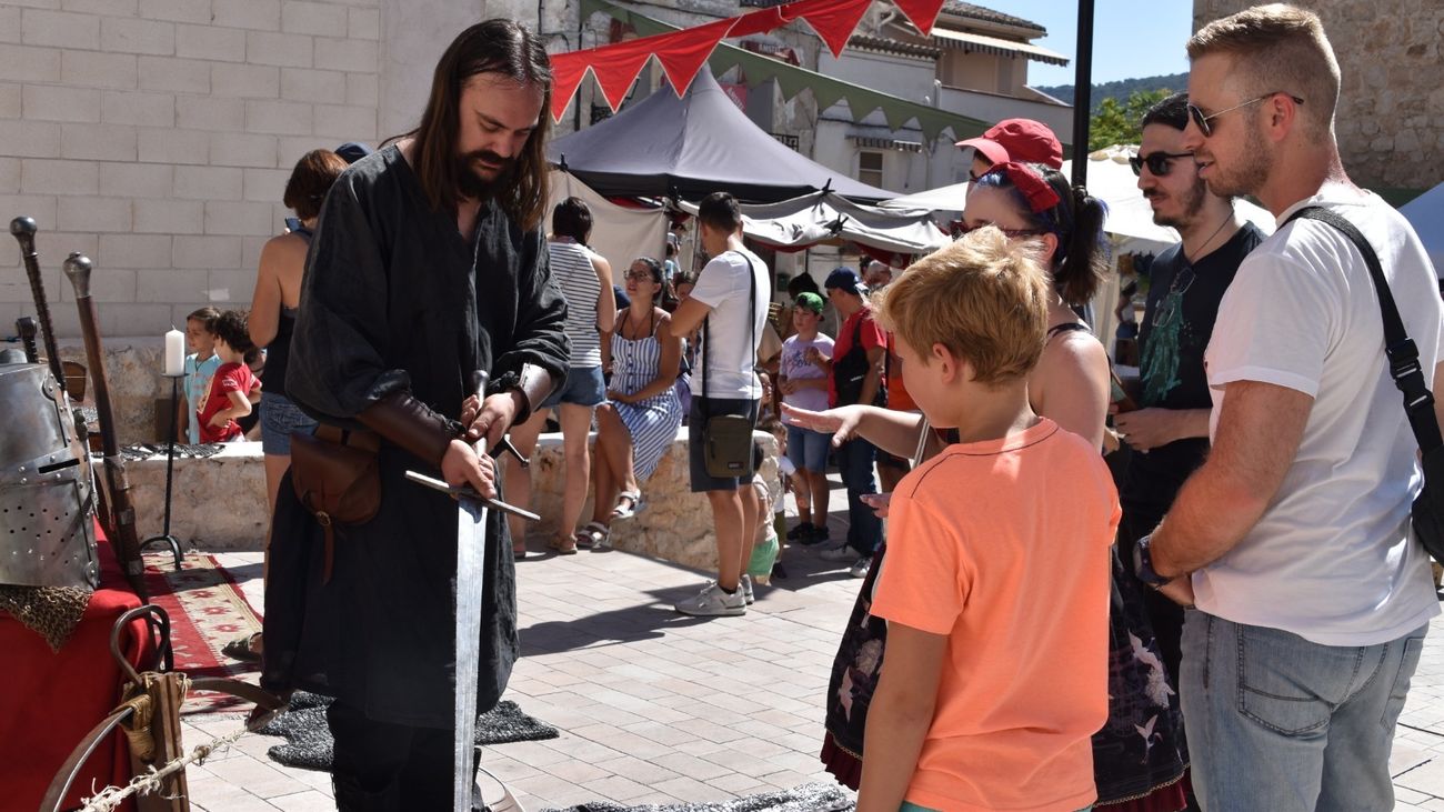 Un espadero muestra su arma en la Feria del Caballero de Ambite