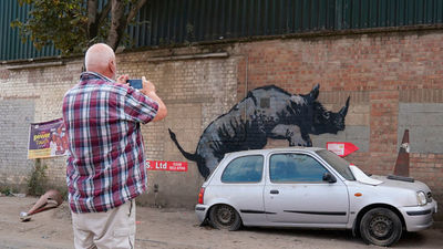 Un hombre desfigura con pintura en aerosol la última obra de arte de Banksy