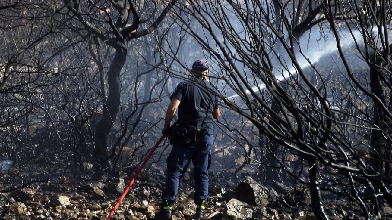 Labores de extinción del incendio de Grecia