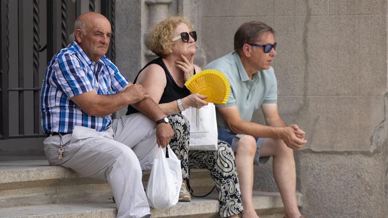 Personas sentadas a la sombra