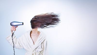 Protege tu cabello en verano: cómo el sol, el cloro y la sal pueden dañar tu melena y cómo cuidarla