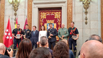 Almeida concede las 'Palomas de Bronce' a Policía Nacional y los bomberos de Valencia