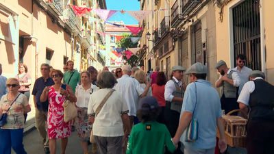 Los madrileños se lanzan a las calles del centro para celebrar el día de la Virgen de la Paloma