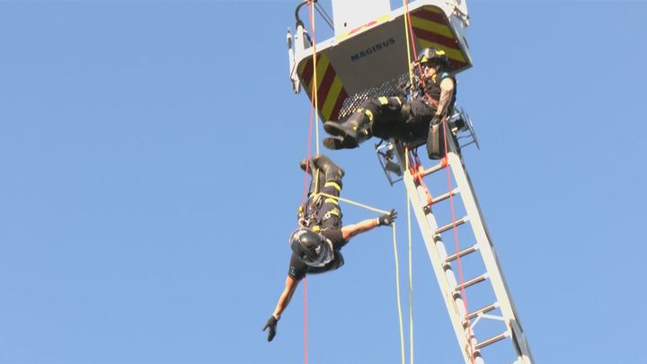 Los bomberos protagonizan una espectacular exhibición en honor a la Virgen de la Paloma