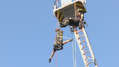 Los bomberos protagonizan una espectacular exhibición en honor a la Virgen de la Paloma