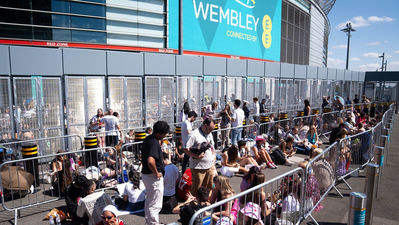 Los 'swifties' viven su día mágico en Wembley entre fuertes medidas de seguridad