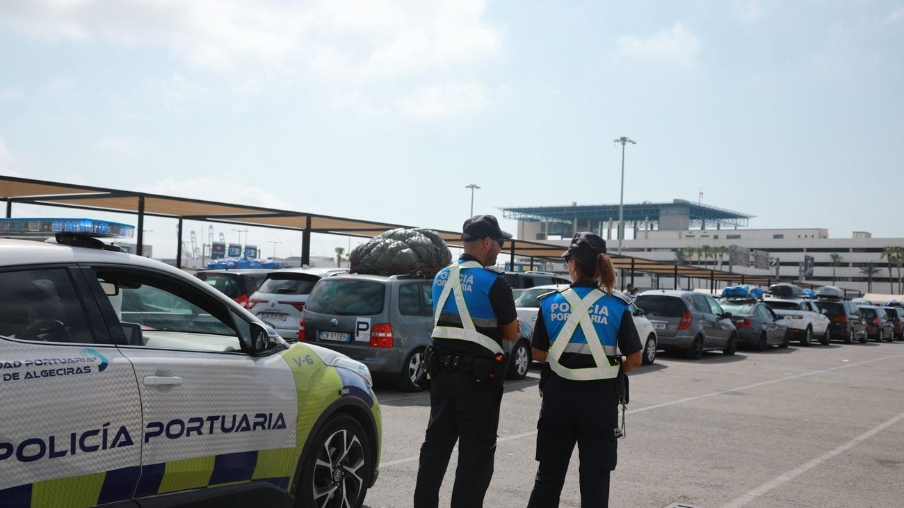 Policías portuarios durante la 'Operación Paso del Estrecho' en el Puerto de Algeciras