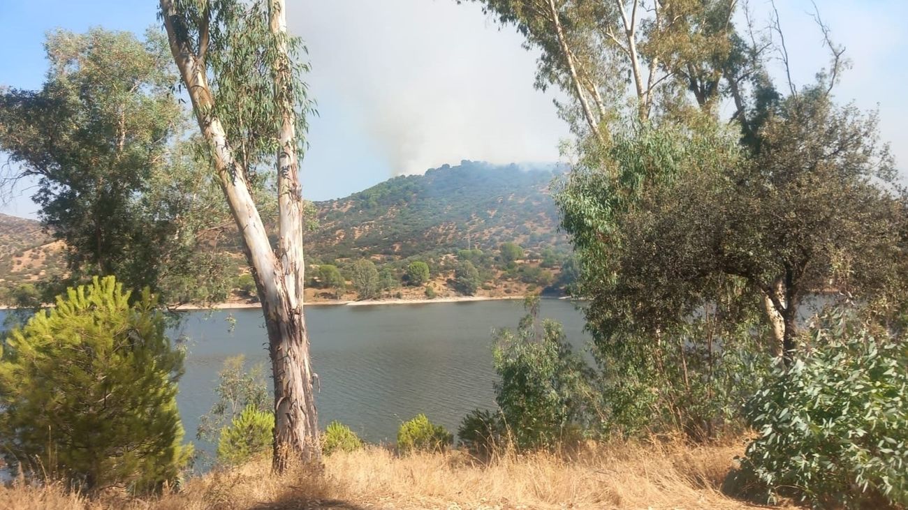 Imagen del incendio de Andújar tomada desde la otra orilla del embalse del Encinarejo