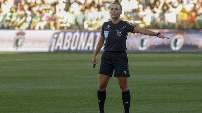 Marta Huerta de Aza, primera mujer en dirigir un partido de fútbol masculino español