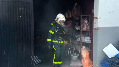 Un incendio calcina la planta baja de un chalé en Collado Villalba