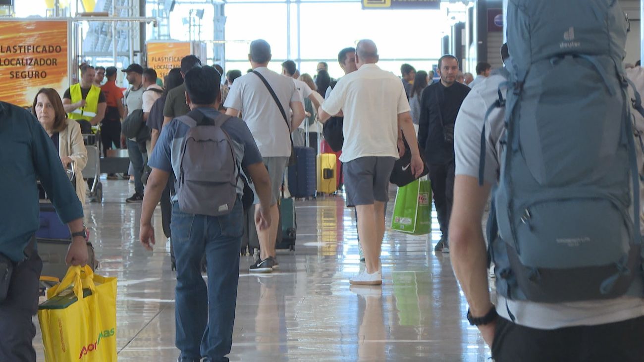 Viajeros en el aeropuerto de Barajas