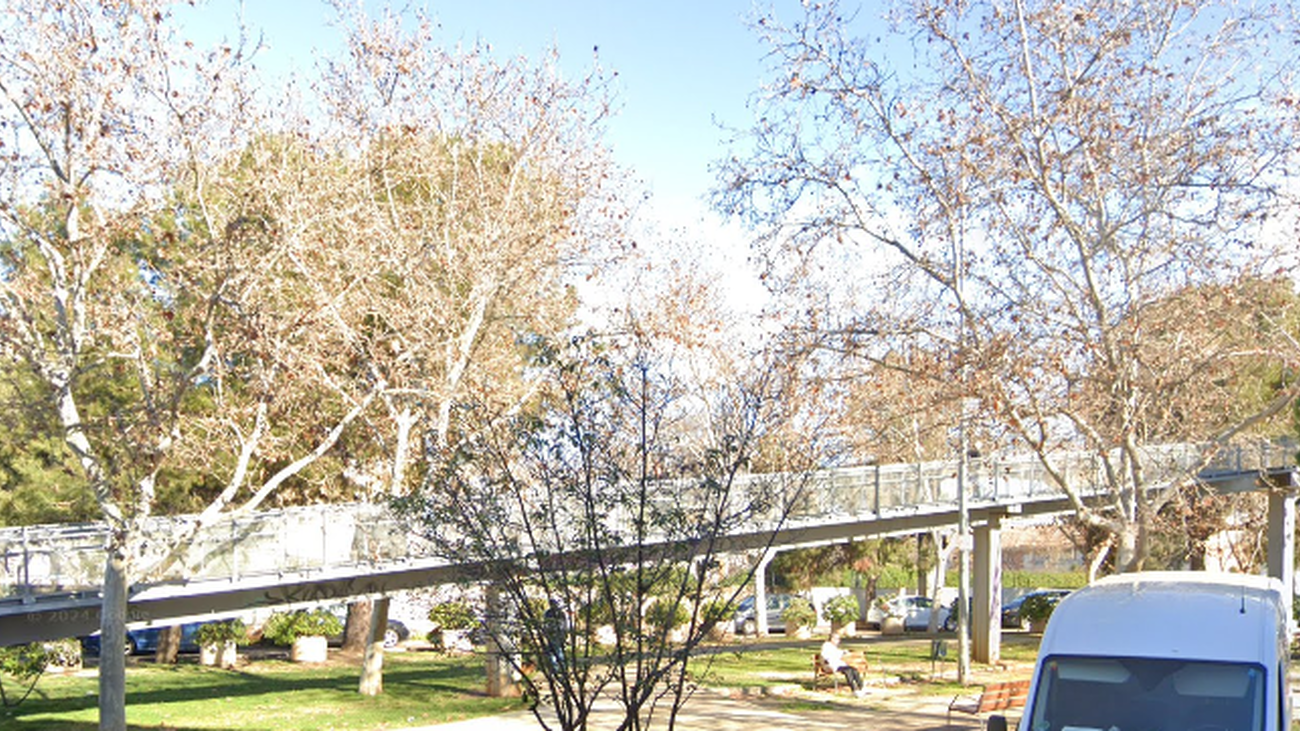 Pasarela peatonal sobre las vías del tren en Alcalá de Henares