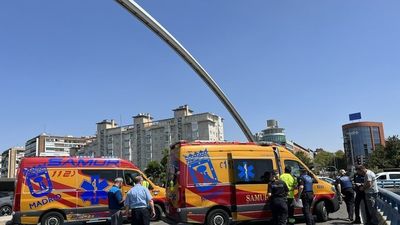 Seis heridos al colisionar un autobús de la EMT y un turismo en el Puente de Ventas