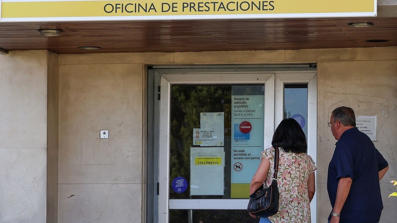 Dos personas entran en una oficina de empleo