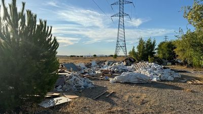 Denuncian un vertido de escombros a las puertas del Parque de Polvoranca, en Leganés