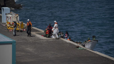 Llegan dos nuevos cayucos con 121 inmigrantes a El Hierro