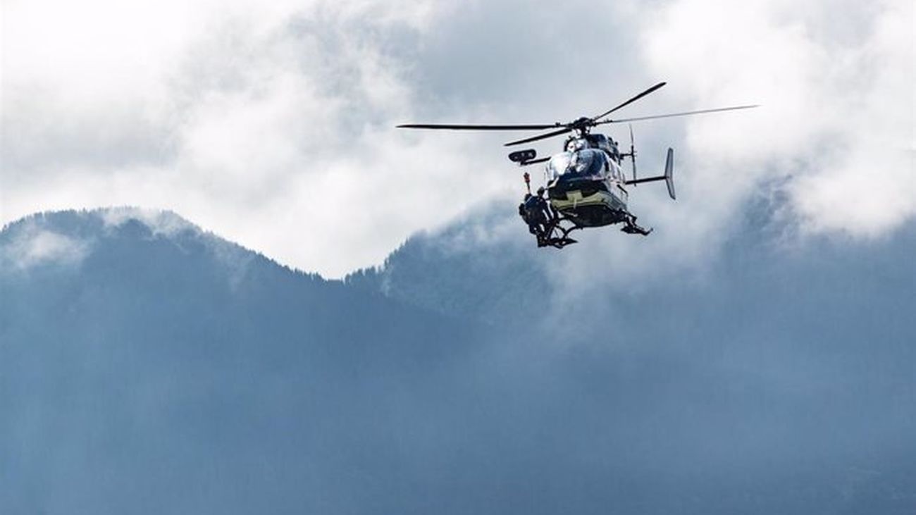 Un helicóptero sobrevuela Mont- Blanc