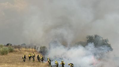 El incendio en Tres Cantos calcina más de 500 hectáreas y deja varios intoxicados y vecinos desalojados