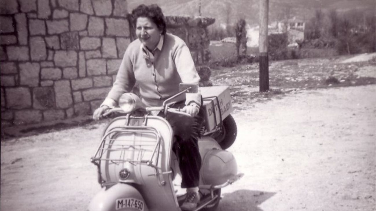 Gloria Fuertes, en Vespa, por Soto del Real en 1958