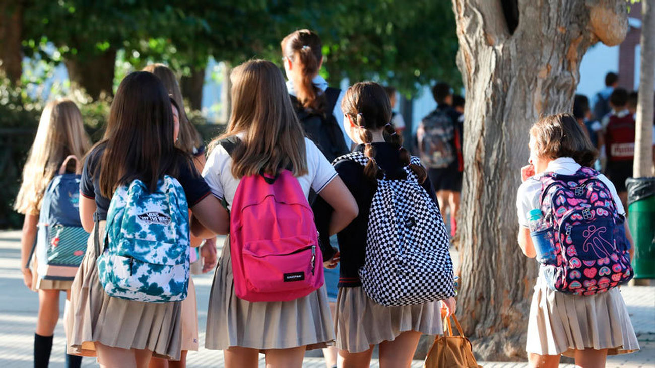 Varias niñas a la entrada del colegio