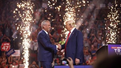 Donald Trump y Robert Kennedy Jr. comparten escenario por primera vez en campaña