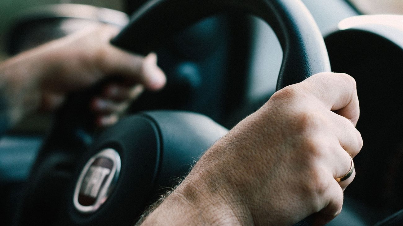 Conductor al volante de un automóvil