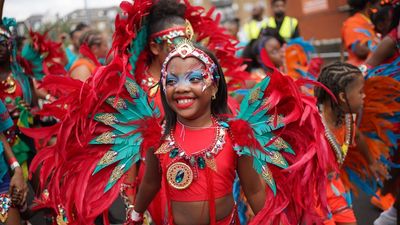 Cientos de personas participan en Londres en el arranque del carnaval de Notting Hill