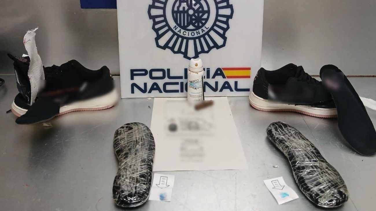 Droga oculta en zapatillas