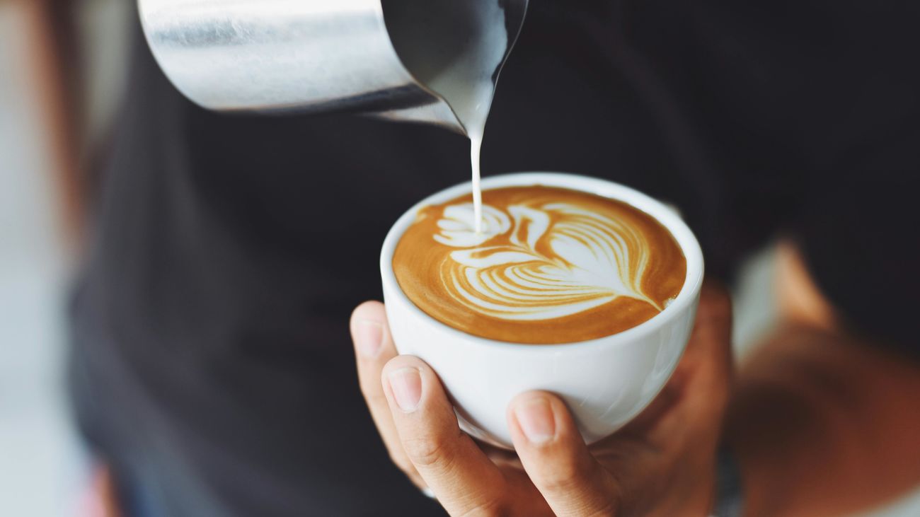 Barista sirviendo una taza de café