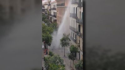 Un 'géiser' inunda parte de la calle Fuencarral en una zona cercana a la Gran Vía