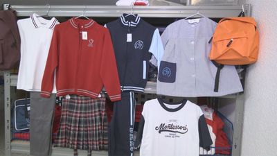 Las tiendas de uniformes se preparan para la vuelta al cole