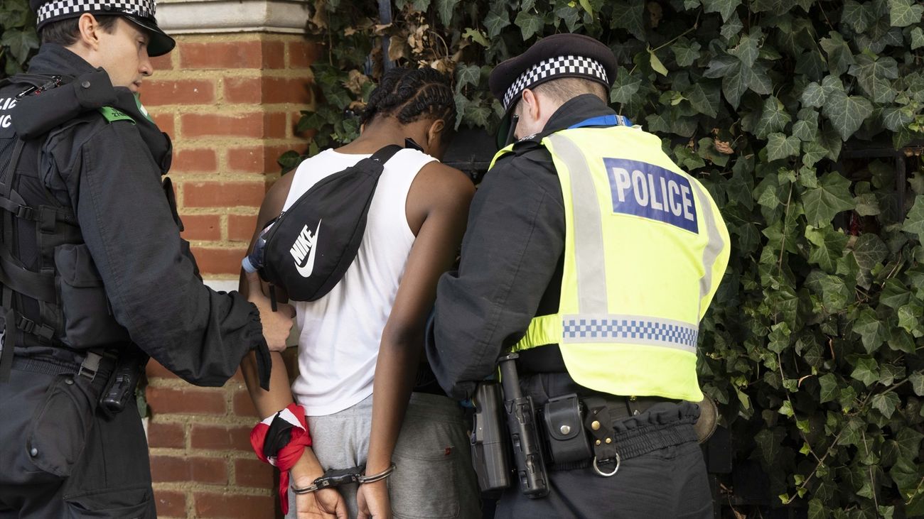 La policía detiene a un hombre durante la celebración del Carnaval de  Notting Hill en Londres