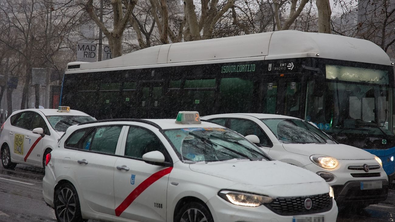 Varios coches y un autobús durante una tormenta en el centro de Madrid