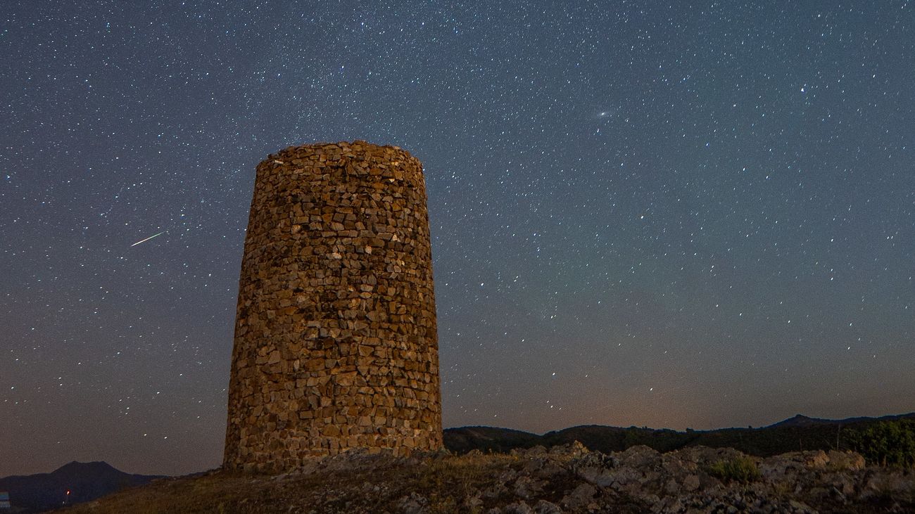 La atalaya de El Berrueco en una noche estrellada