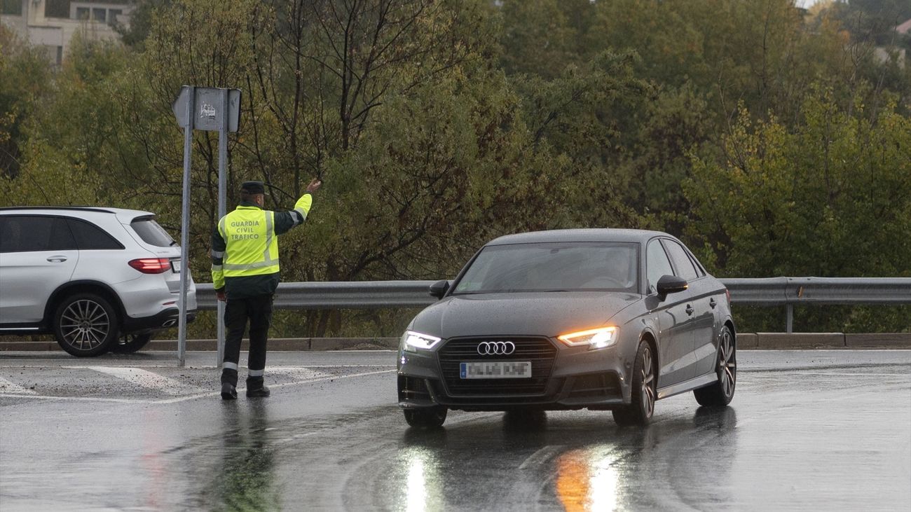 Un agente de la Guardia Civil agiliza en tráfico en la A-1