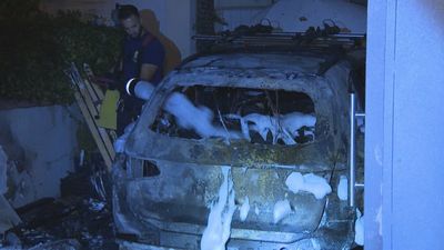 Gran susto en El Viso, en Chamartín, tras el incendio de un coche en la parcela de un chalé