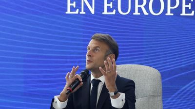 Macron mantiene la incertidumbre mientras la opción de Cazeneuve divide a la izquierda