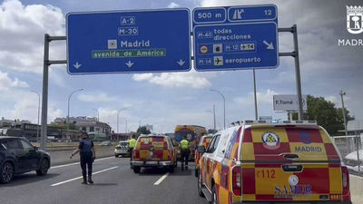 Un motorista herido grave al colisionar contra un vehículo en la A-2 en Barajas