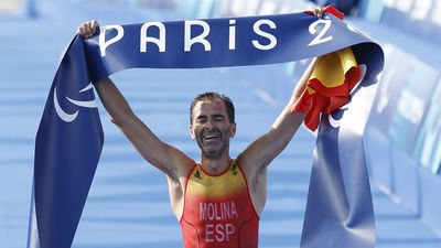 Dani Molina se consagra como campeón paralímpico de triatlón