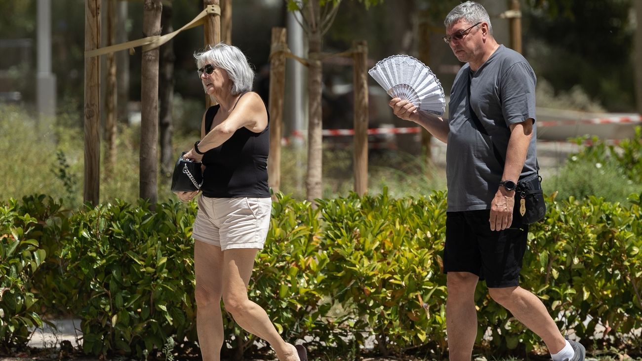 Varias personas paseando en Madrid en pleno mes de agosto