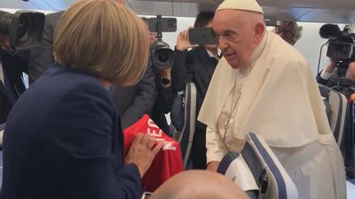 El Papa firma una camiseta de fútbol del pequeño Mateo y recibe una carta de su familia