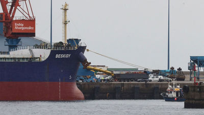 Dos muertos y cuatro heridos al desplomarse dos grúas en el puerto de Gijón