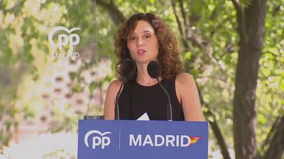 Ayuso responde a los "insultos" de Sánchez: "Trabaja para que los consejeros de Illa vayan en Lamborghini"