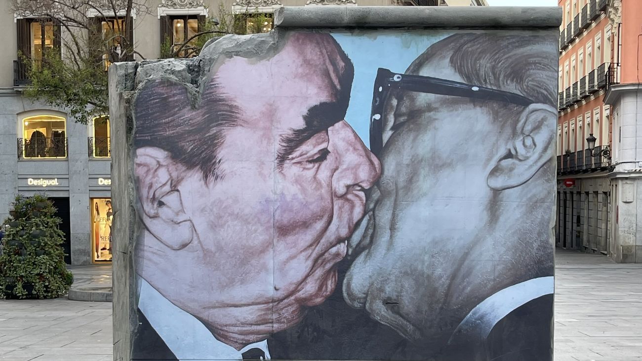 Beso entre Brézhnev y Honecker del Muro de Berlín en la plaza del Callado