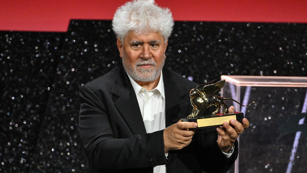 Almodóvar posa con el León de Oro de Venecia