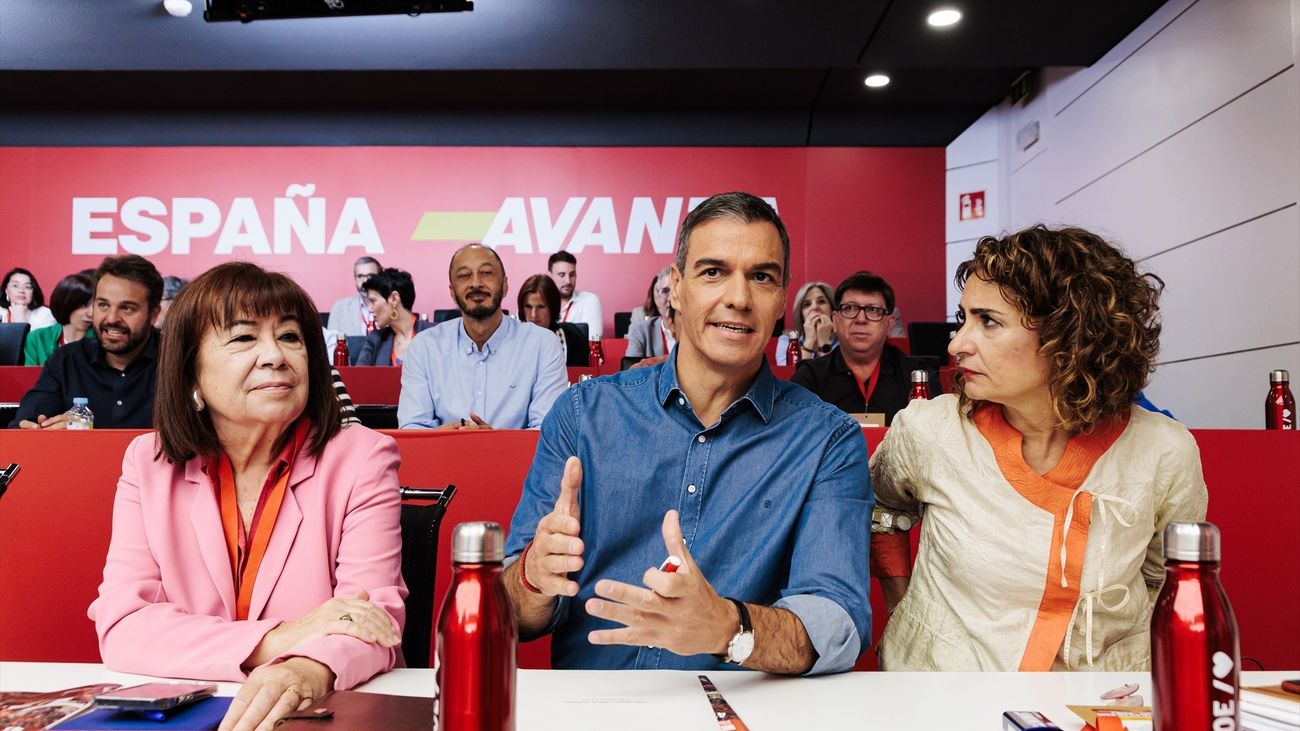 Pedro Sánchez habla con María Jesús Montero ante Cristina Narbona