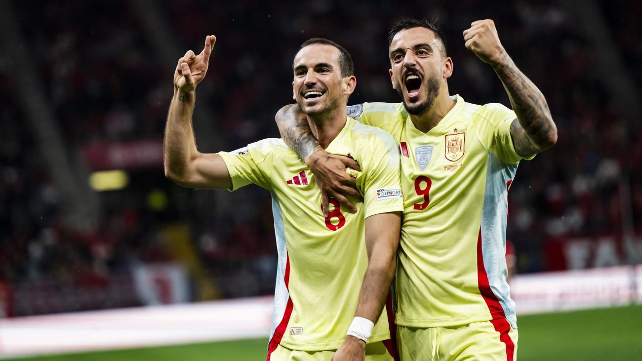 Joselu y Fabián celebran un gol de España ante Suiza