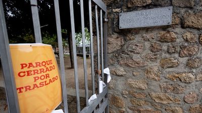 Una cadena humana pide la reapertura del parque Duque del Infantado de Manzanares El Real