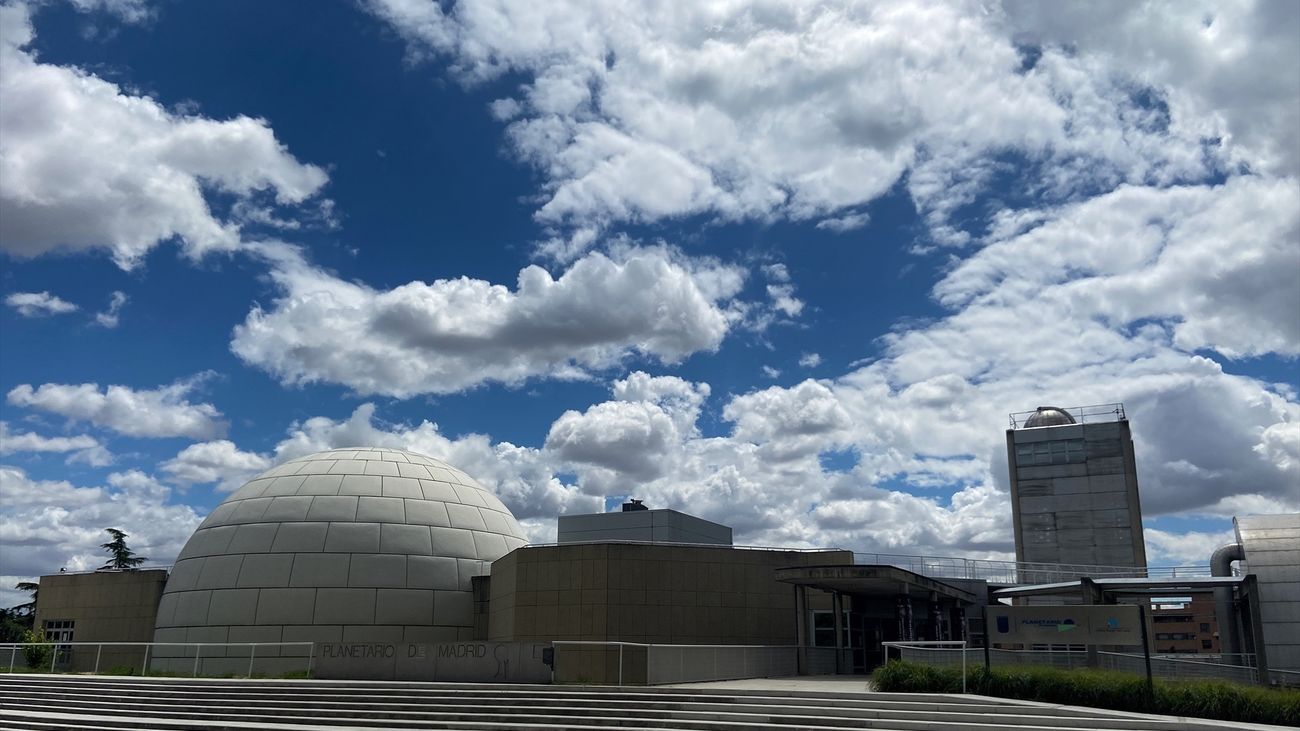 Cielo nublado sobre el Planetario de Madrid