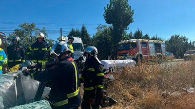 Tres heridos, dos graves y uno leve, por la colisión de una furgoneta y un coche en la M-111